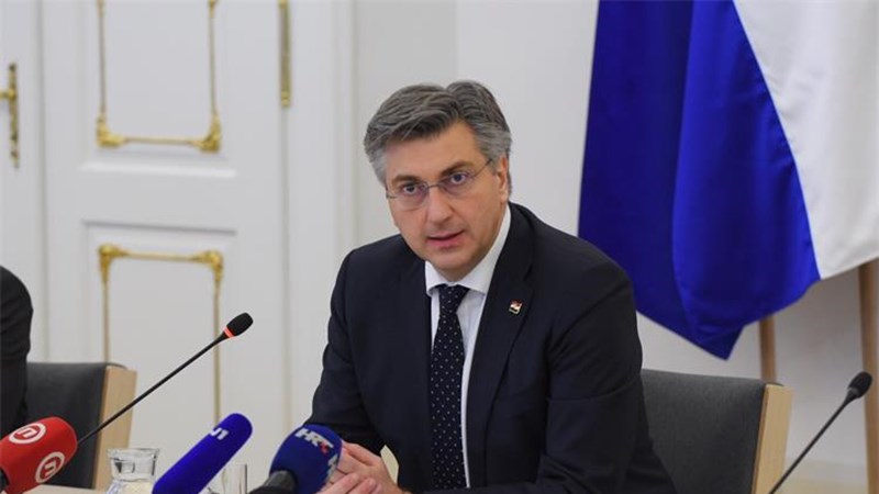Hrvatska je visoko eurizirana - većina kredita i depozita u eurima, najveći dio robnog izvoza sa zemljama europodručja